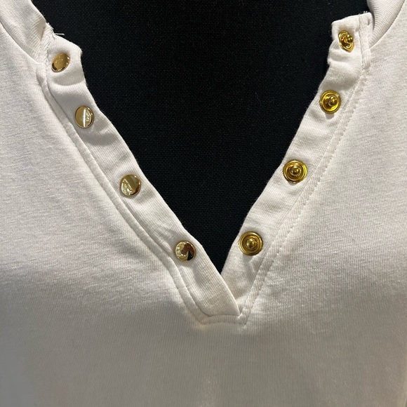 GUESS Cerise Tee T-Shirt 1/3 V Neck with Golden Snaps Size XL but fits small - Picture 5 of 5